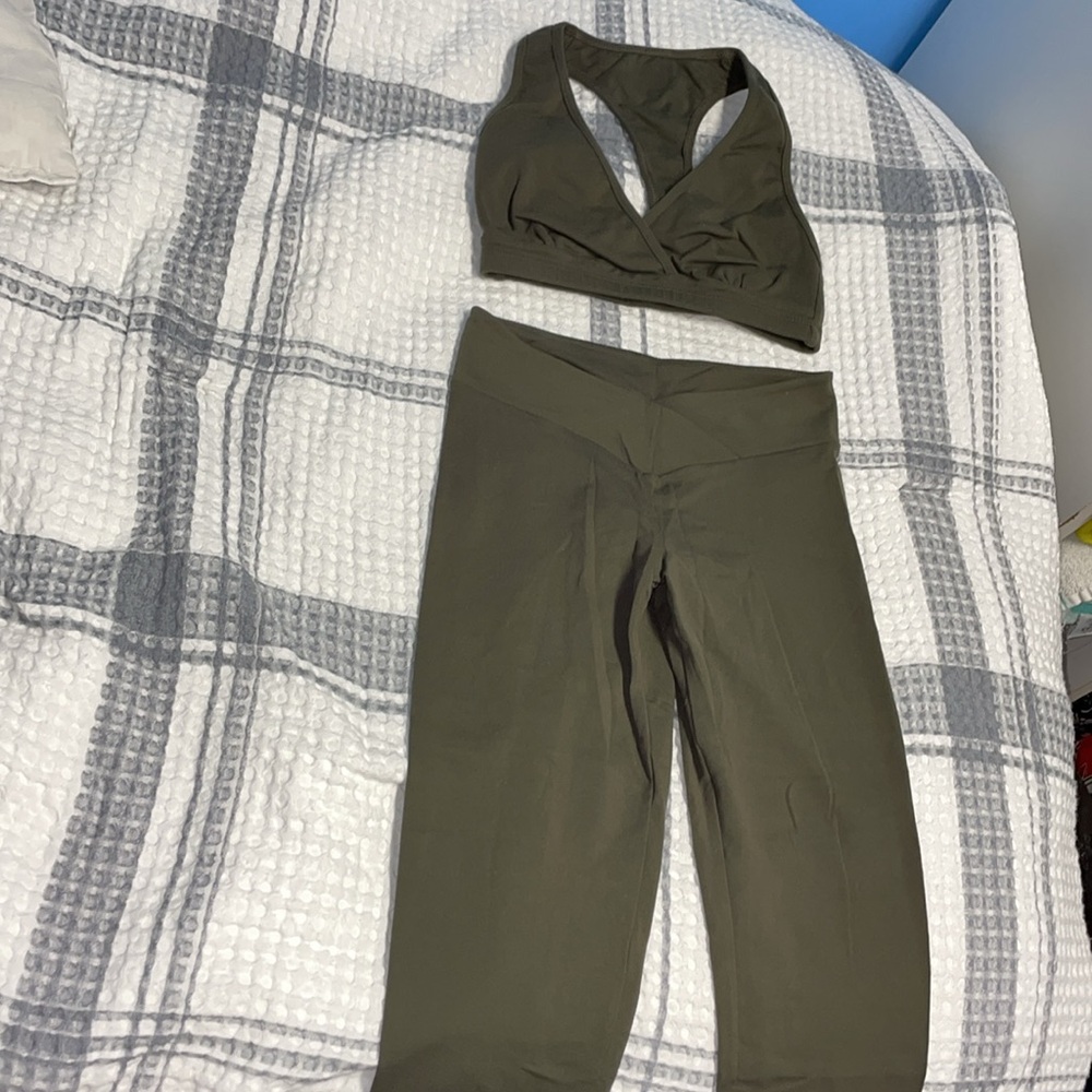 Army green Booty scrunch leggings and sport bra